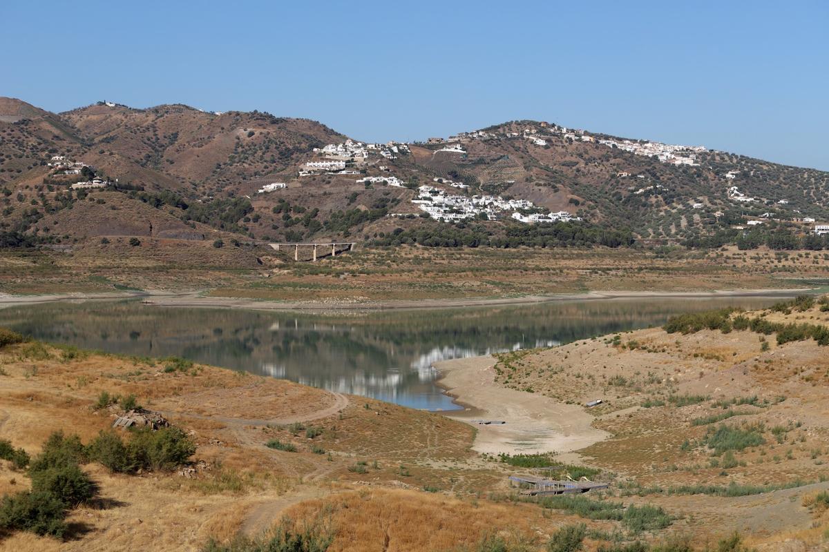 La crítica situación del embalse de la Viñuela, en imágenes