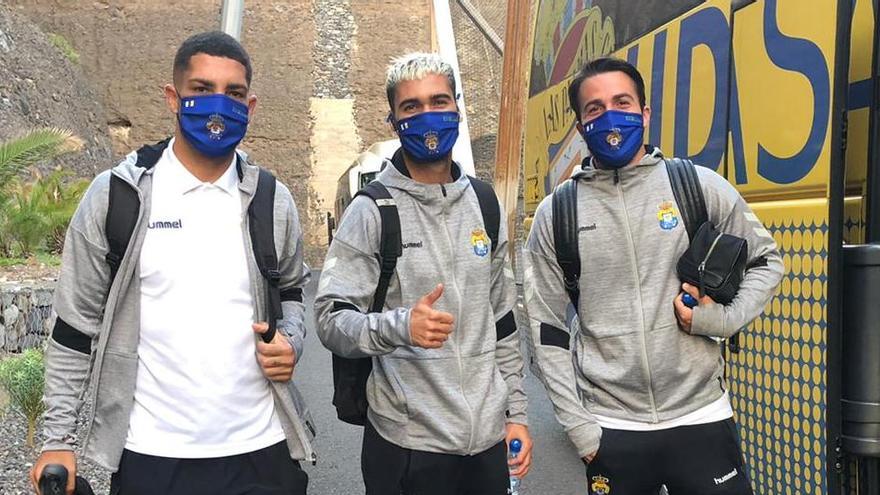 Álex Suárez, Benito y Kirian, esta mañana, en Barranco Seco, antes de volar a Madrid.