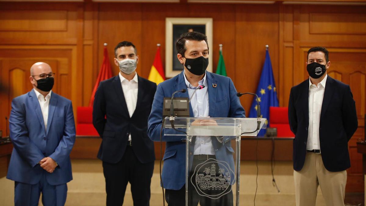 Sánchez-Fortún, Fernández-Pacheco, Bellido y De la Torre, en el salón de plenos del Ayuntamiento de Córdoba.