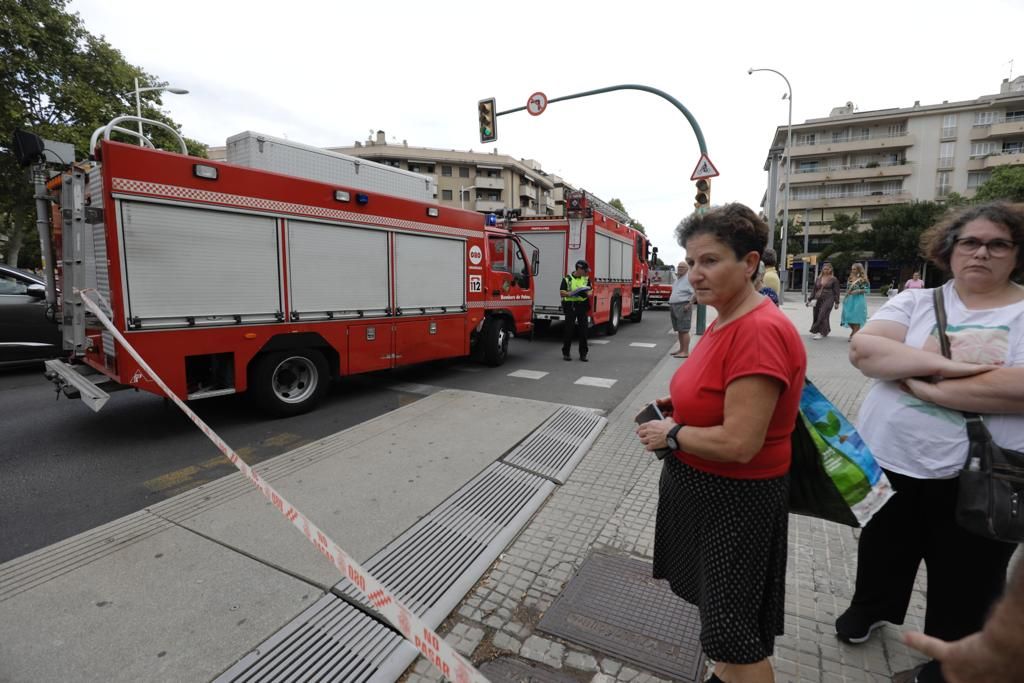 Rescatan al conductor de un coche volcado en la calle Eusebio Estada de Palma