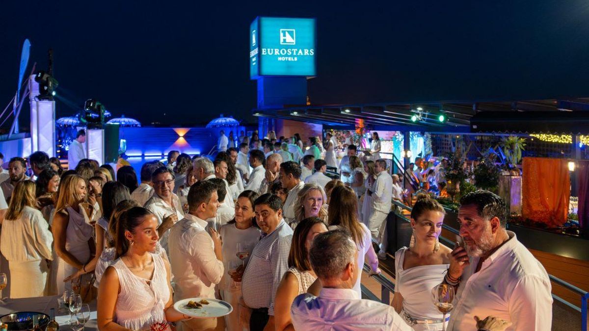 Asistentes a la 'Fiesta Blanca' del Eurostar Palace