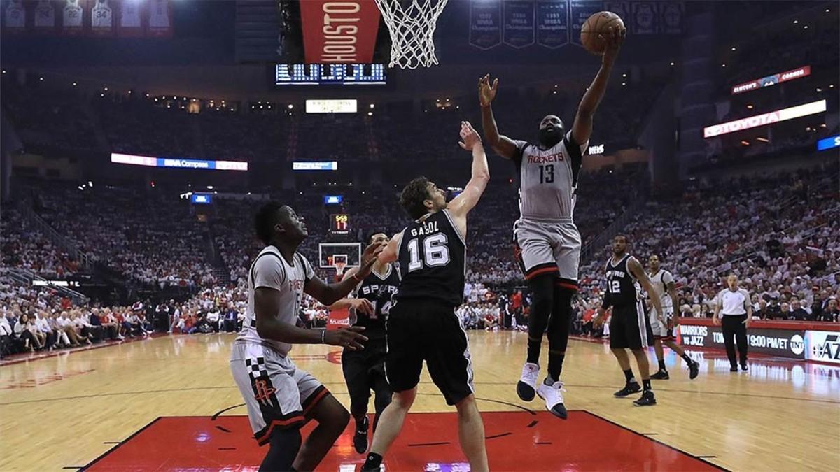 James Harden y Pau Gasol, en un lance del partido