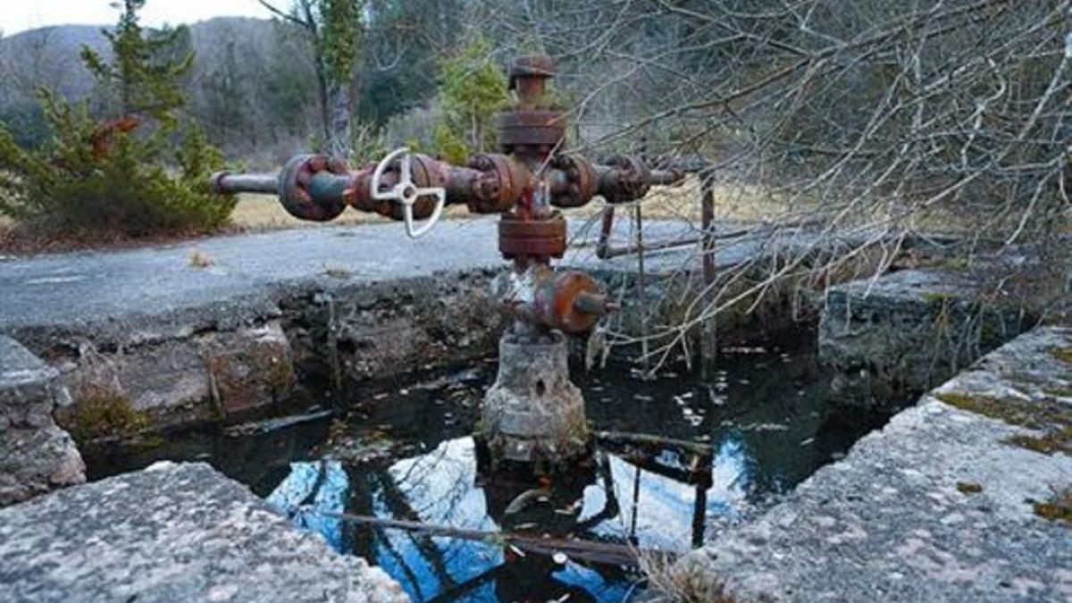 Un pozo de gas y petróleo construido en los años 60 en el valle de Riudaura.