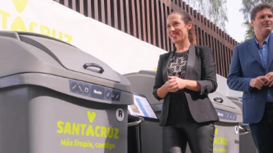 La alcaldesa de Santa Cruz de Tenerife y el concejal de Servicios Públicos presentan los nuevos contenedores de la capital.