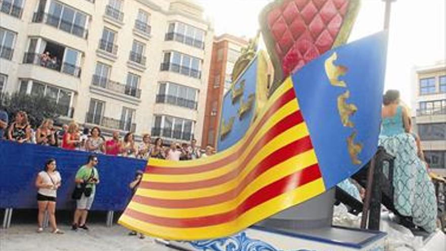 Las fallas reiteran su apuesta por el uso del ‘paperet’ en las carrozas