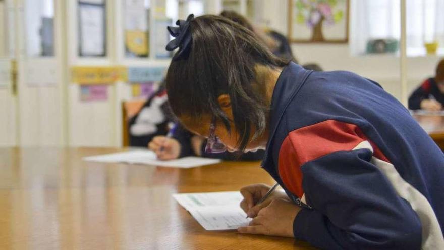 Varias alumnas realizan la &#039;reválida&#039; de 3º de Primaria el año pasado en un colegio de A Coruña.