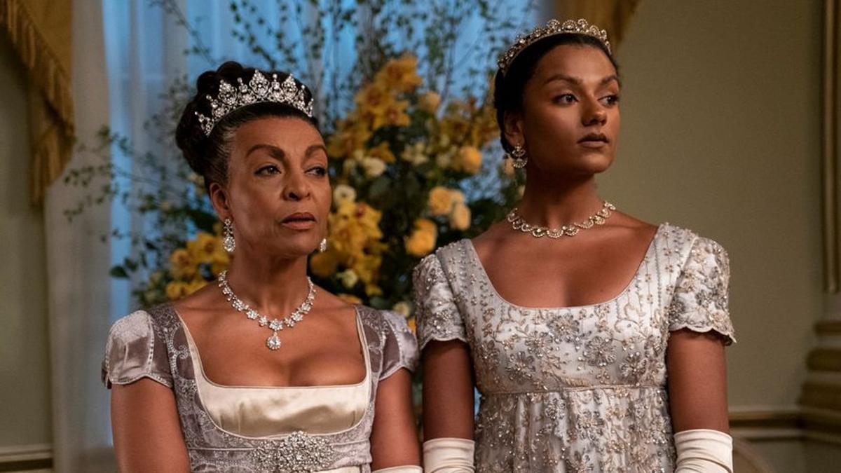Adjoa Andoh y Simone Ashley, como Lady Danbury y Kate Sharma en 'Los Bridgerton'.