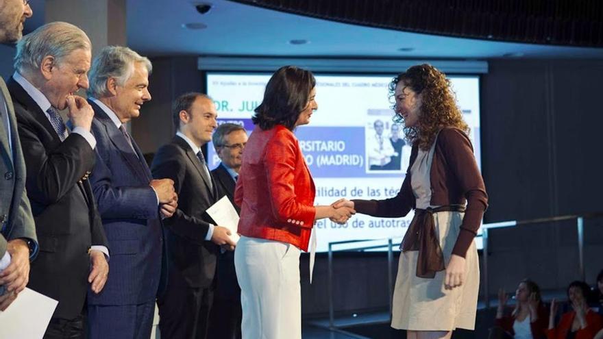 Momento de la entrega del premio a Begoña Pineda.