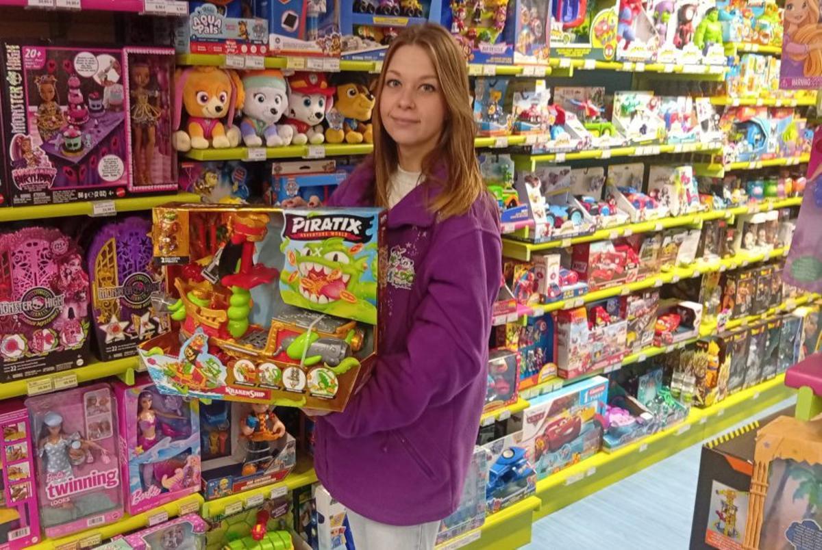 Diana Yanushkevich, de Din y Don, con el barco pirata de Piratix.