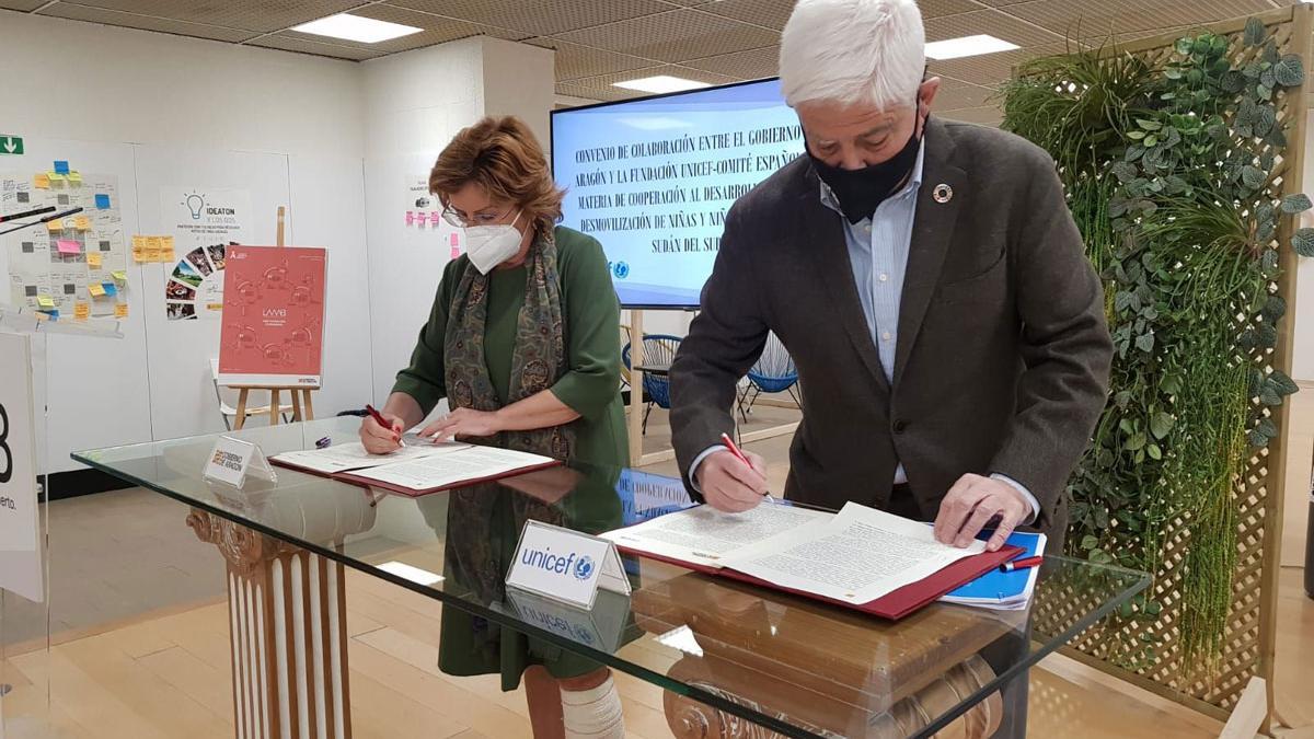 María Victoria Broto y José Manuel Pomar firman el convenio entre la DGA y Unicef.
