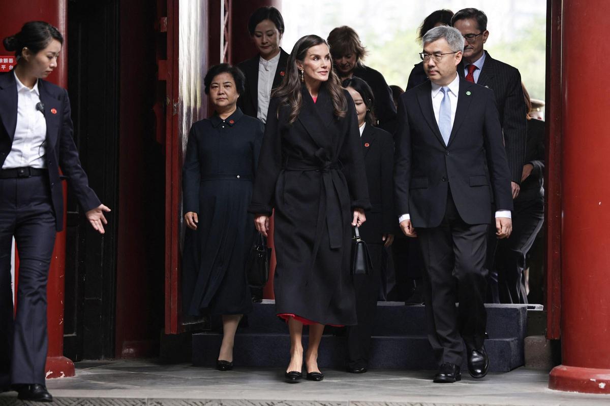 La reina Letizia rinde homenaje a Antonio Machado en el parque de una poeta en Chengdú