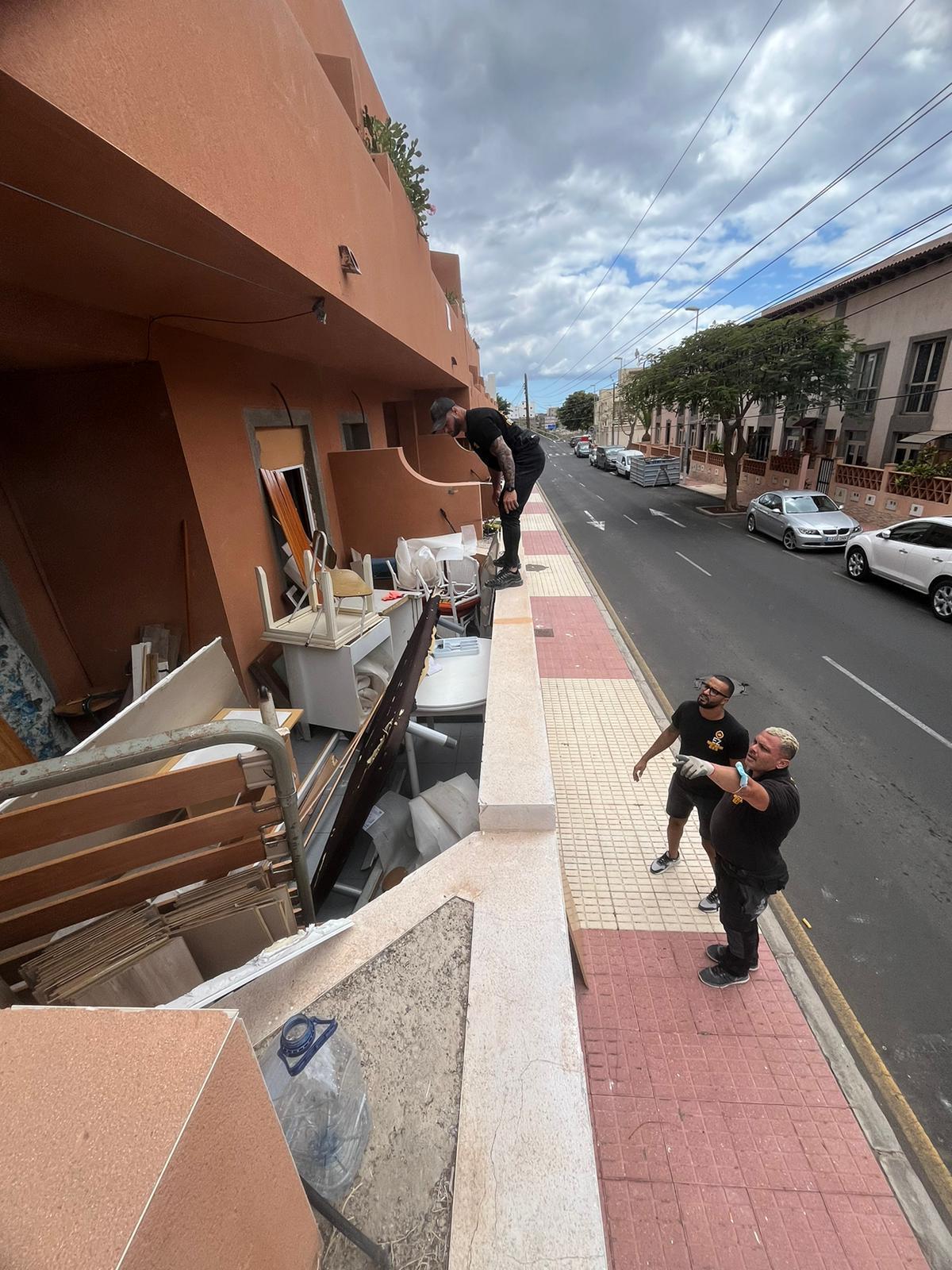 La empresa Ezproperty Solutions trabaja en la reparación de las viviendas del edificio recuperado en Tijoco Bajo.