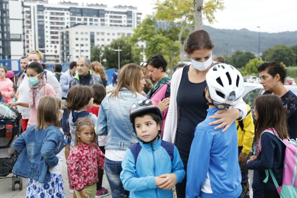 Cascos y mascarillas contra la "precaria situación" de un colegio en Navia