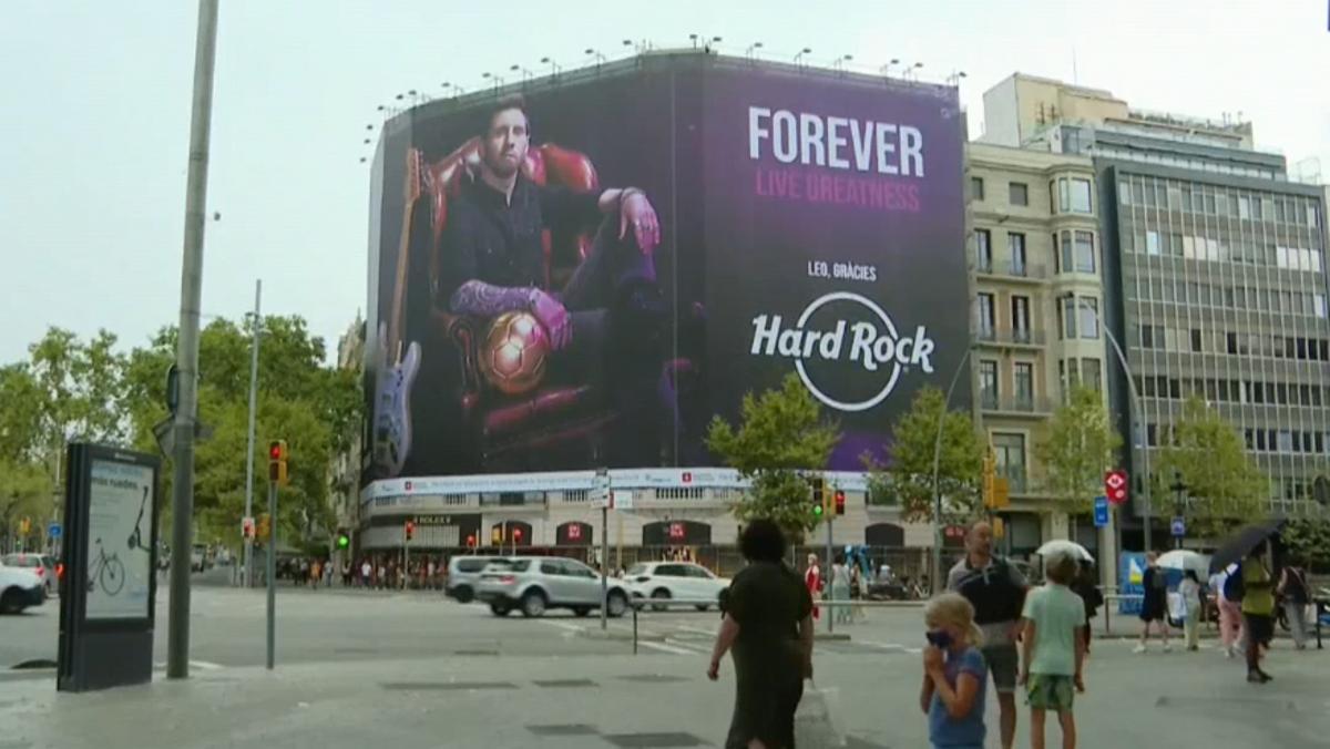 Messi preside el Paseo de Gracia en una foto de una lona gigante