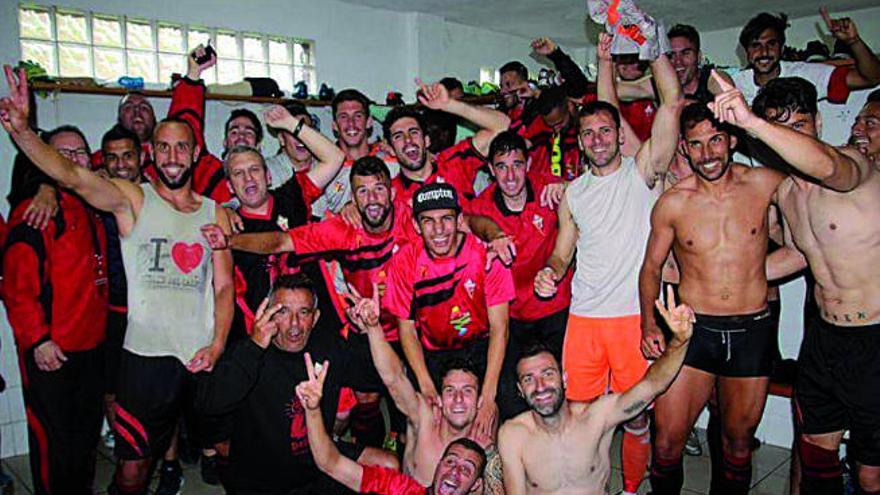 Los jugadores del CD Mensajero festejan la permanencia.