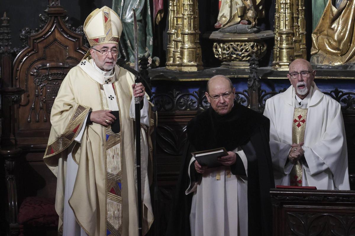 Jesús Sanz Montes, a la izquierda, durante la misa de Pascua en la Catedral.