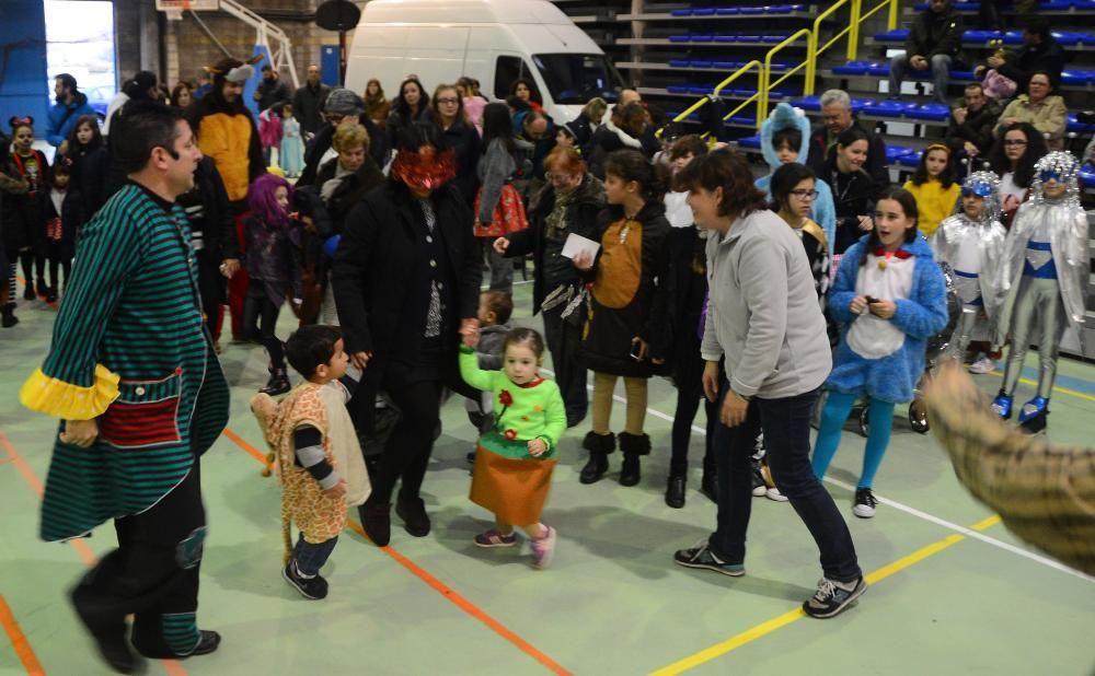 Entroido en O Morrazo 2016 | Las lluvias llevan a los disfrazados a Reibón y a la carpa de la plaza Massó