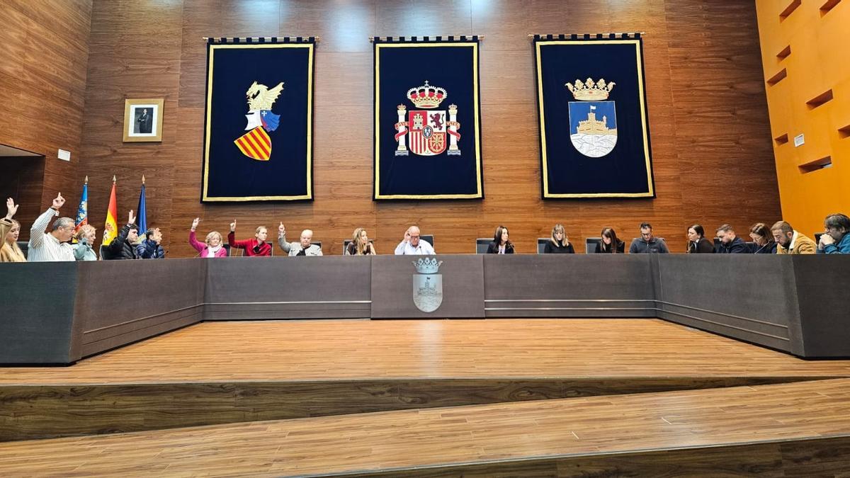 La corporación municipal durante una de las votaciones del pleno extraordinario.