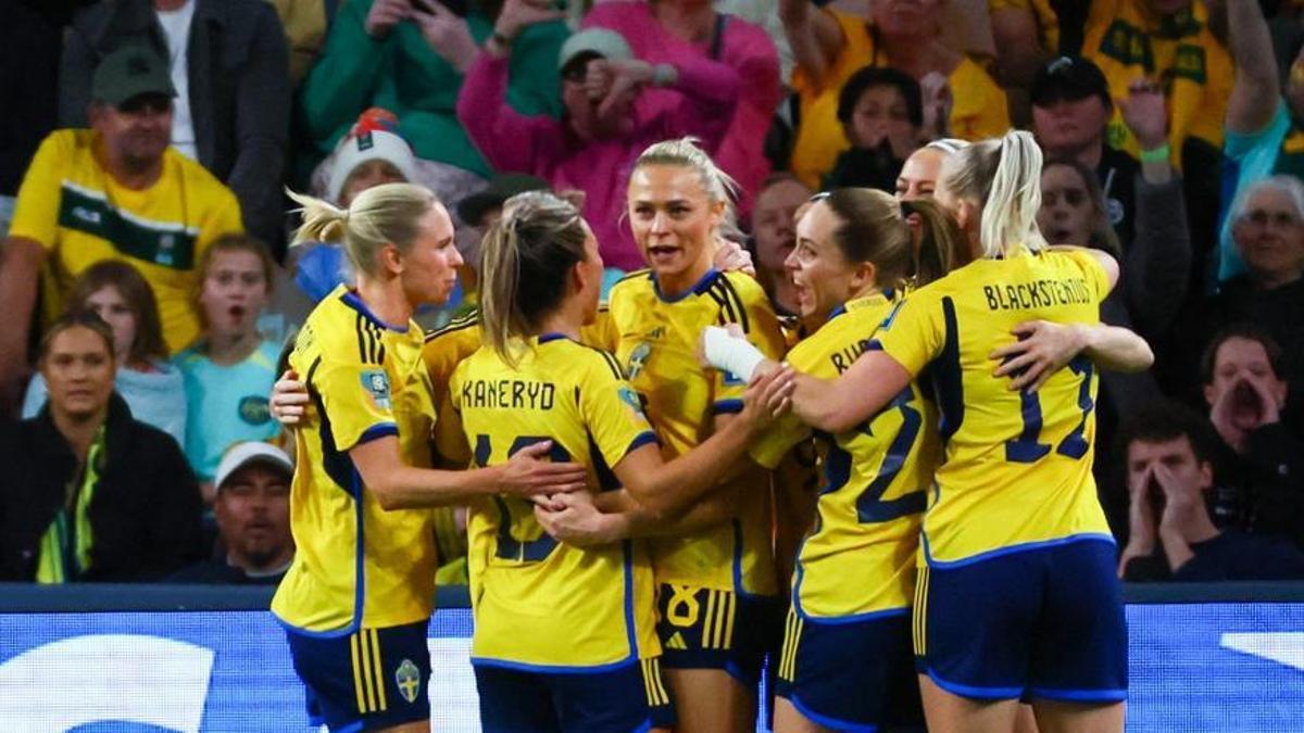 Las jugadoras suecas felicitan a Rolfö, que marcó el 1-0 de penalti a Australia en Brisbane.