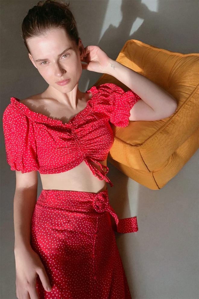 Falda roja de lunares con cinturón y volante, de Zara