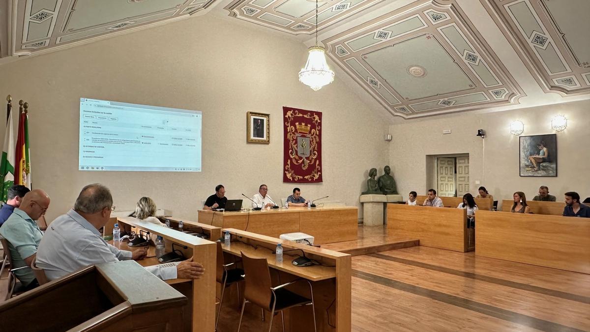 Pleno celebrado por urgencias en el ayuntamiento de Almendralejo y que aprobó el presupuesto de 2024.