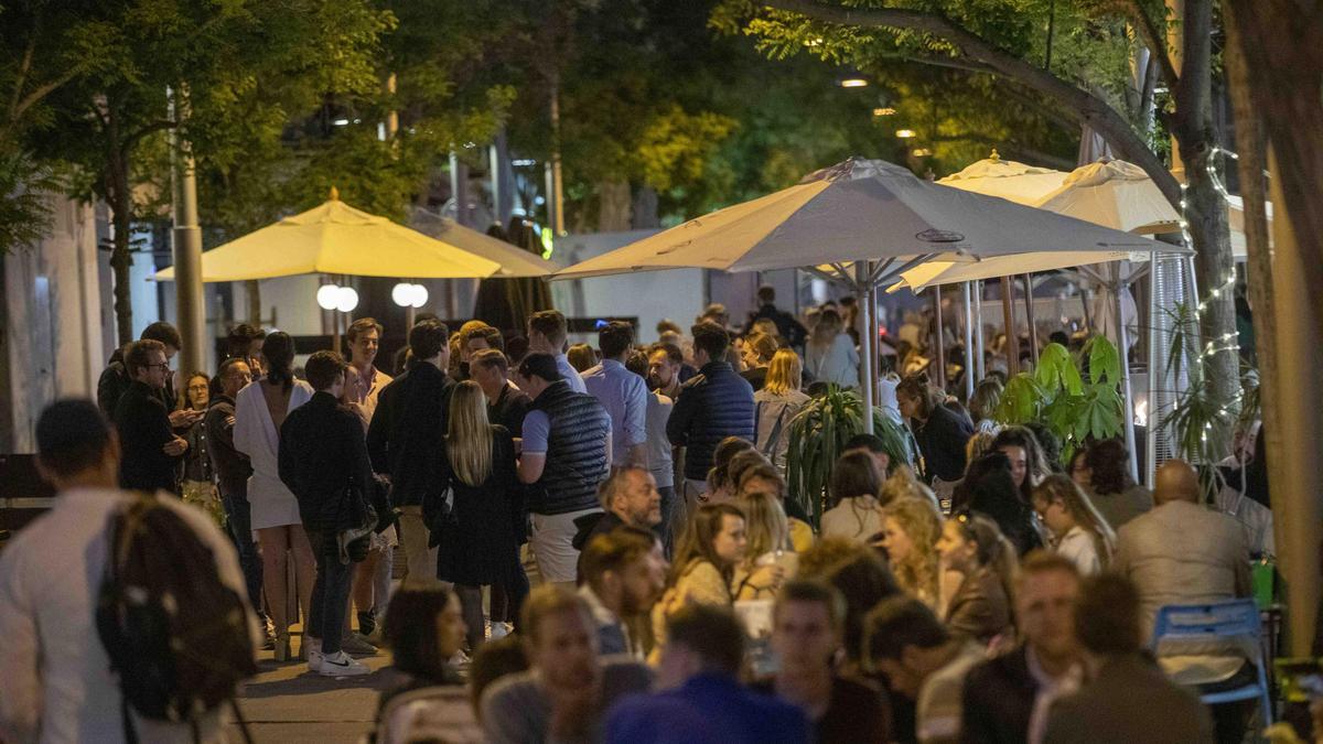 La calle Fàbrica es uno de los epicentros del ruido en Palma por la concentración de restaurantes.