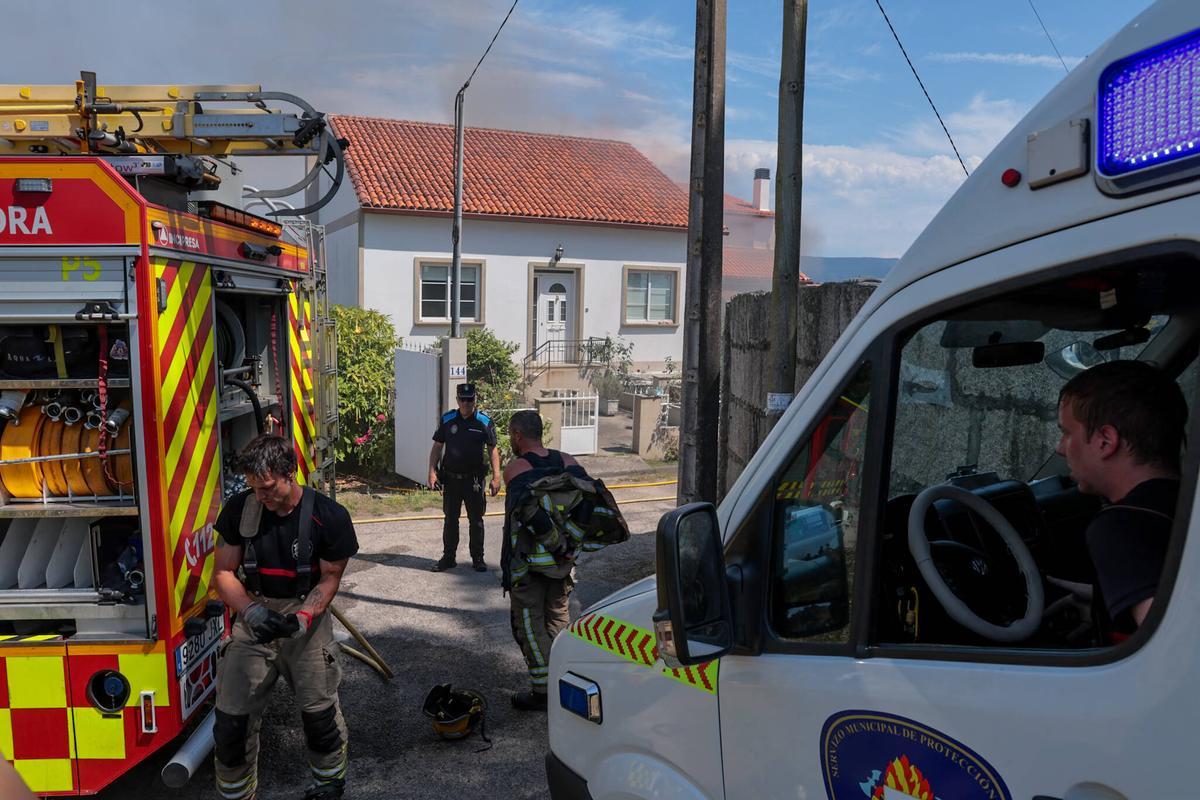 Efectivos participantes en el incendio de una casa en Cambados.