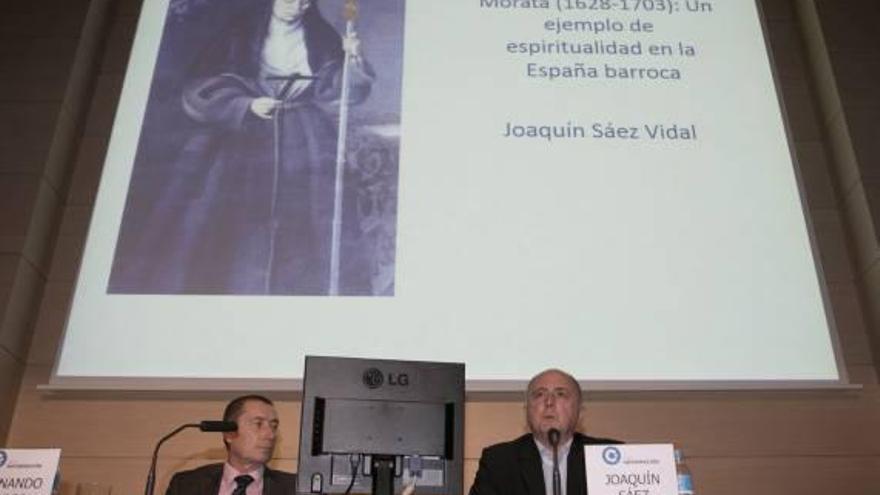 Joaquín Sáez (derecha) y Fernando Rodes, ayer, en el Club Información durante la presentación del libro, que ha contado con otros expertos. Al lado, público asistente.