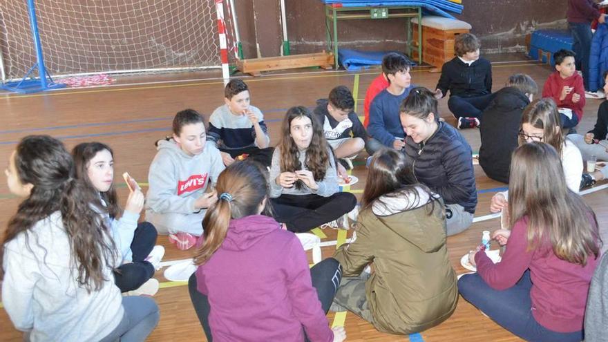 Alumnos en el desayuno saludable del instituto de Posada.