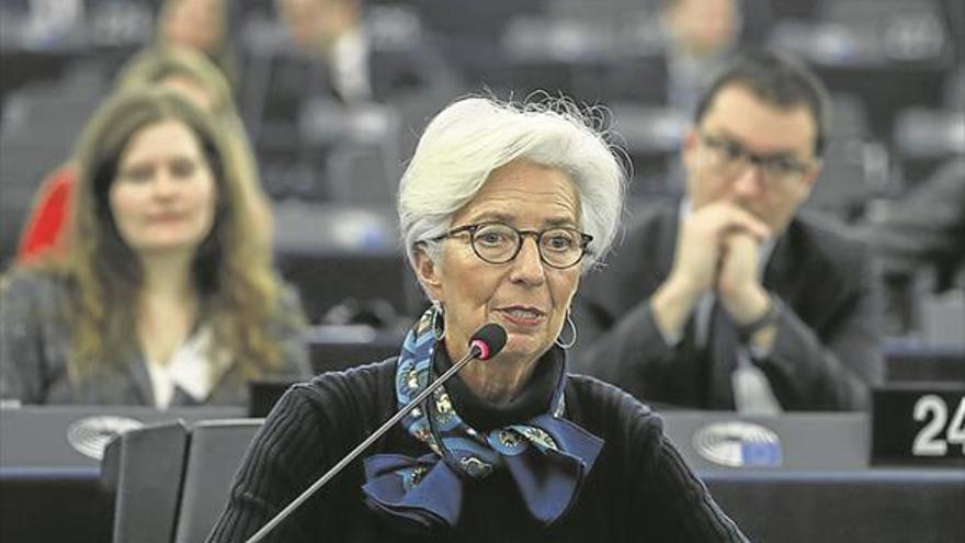 Lagarde advierte del riesgo de prolongar los tipos de interés bajos
