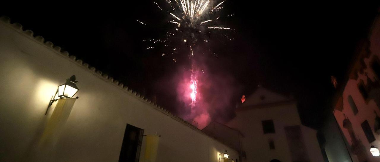 Fuegos artificiales durante la procesión de la Paz.