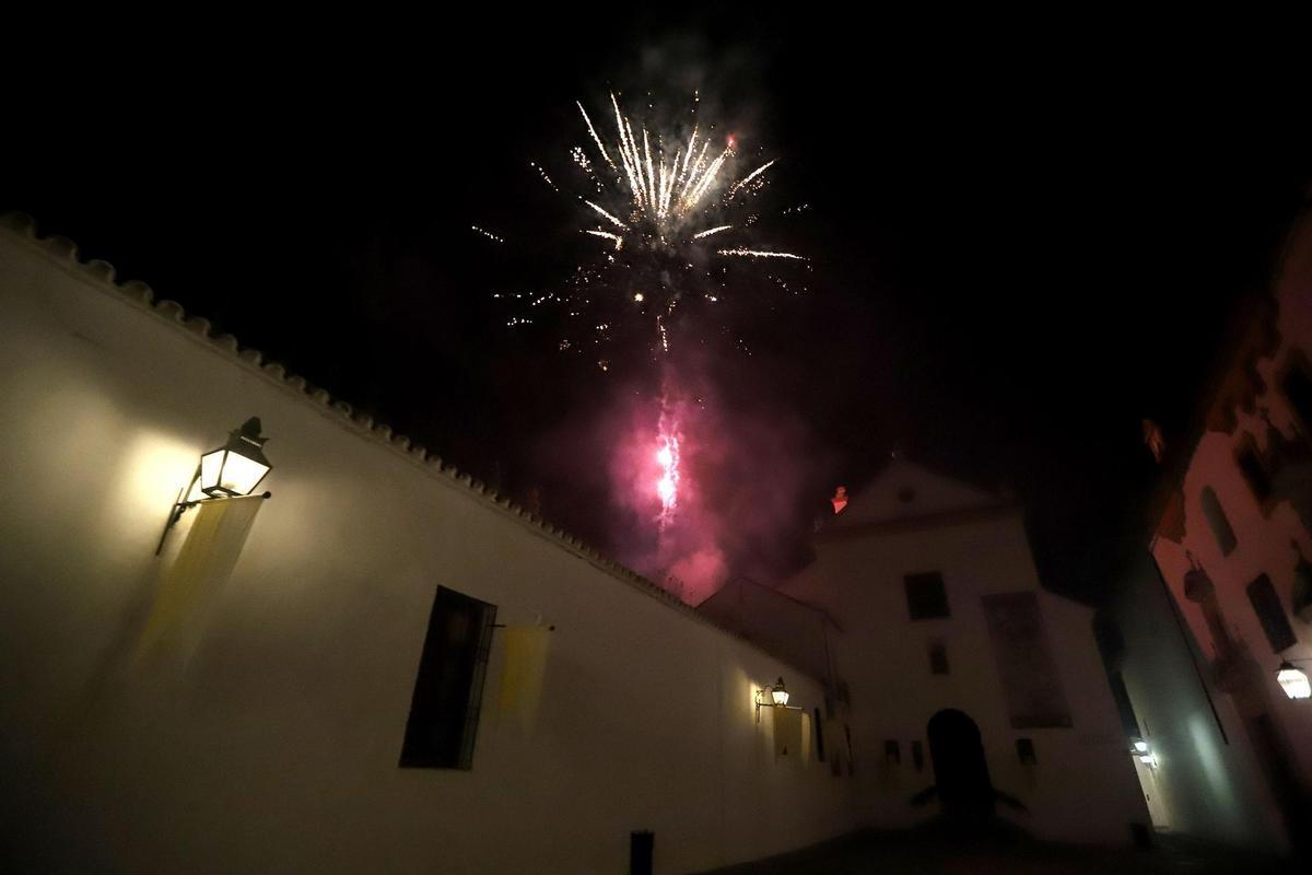 Fuegos artificiales durante la procesión de la Paz.