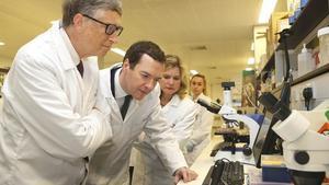 Bill Gates y el ministro George Osborn, ayer, visitando la escuela de medicina tropical de Liverpool.