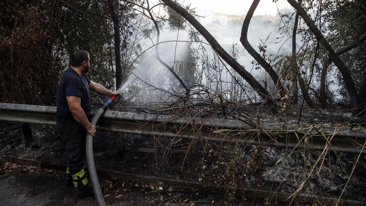 Un bombero trabaja para extinguir un incendio declarado en la zona de Monte Mario, en Roma (Italia), el 31 de julio de 2024