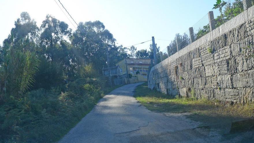 Un tramo del vial entre Meiro y Outeiro. // G.Núñez