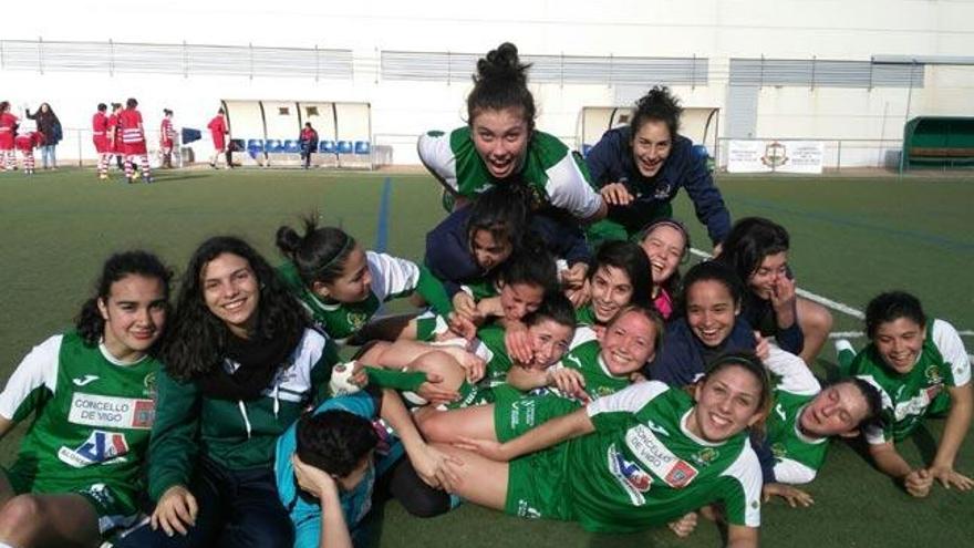 Las jugadoras del Olivo celebran el título liguero. // FDV