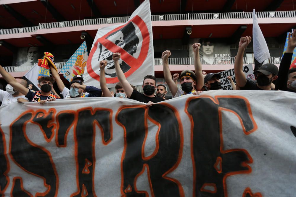 Manifestación de la Afición del Valencia contra Peter Lim