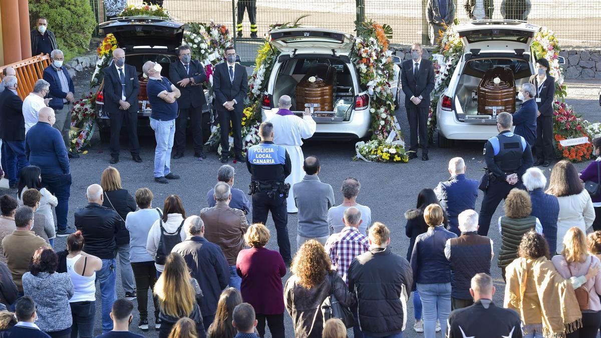 Emotiva despedida en Artenara al padre y las hijas fallecidas en el accidente de Pinos de Gáldar