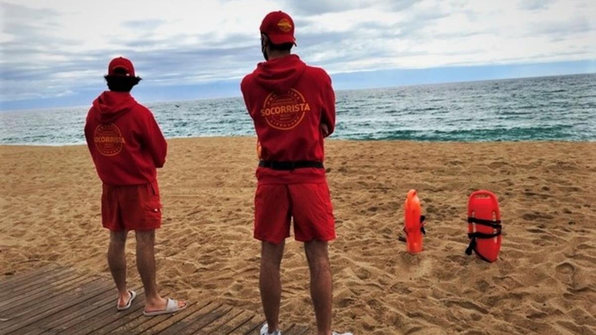 Socorristas en la playa de Badalona.