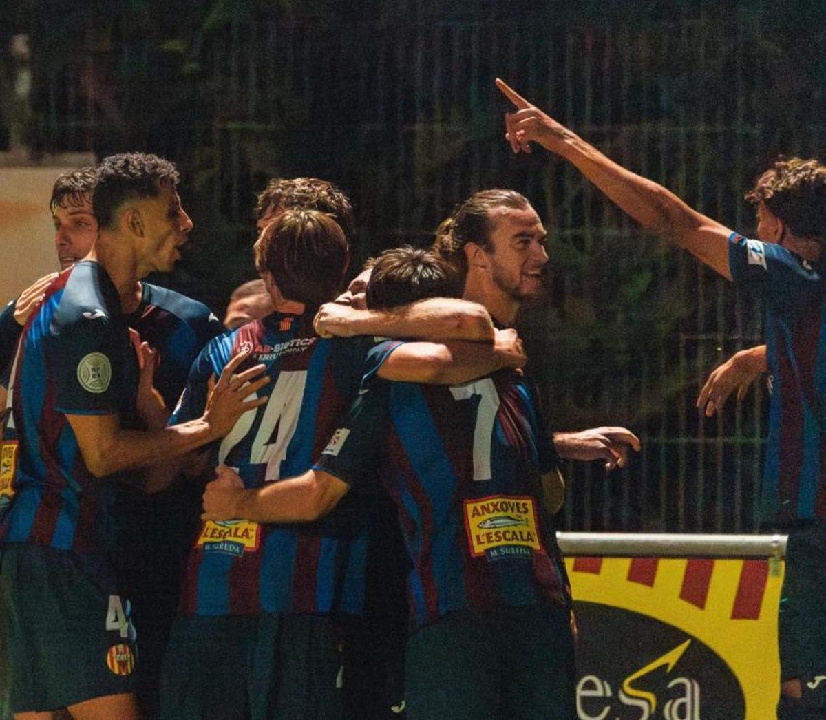 L'Escala celebra un dels gols en l'anada contra el Peralada.
