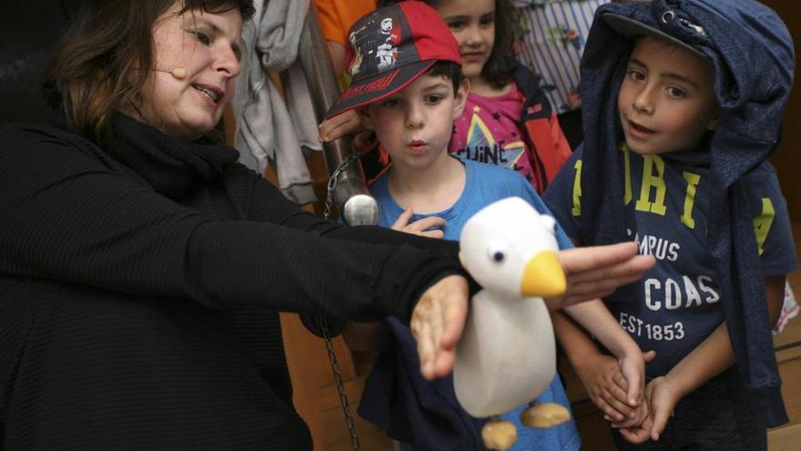 Los niños observan un títere de la compañía Periferia Teatro, esta mañana, en el multiusos de Redondela. / Rafa Estévez