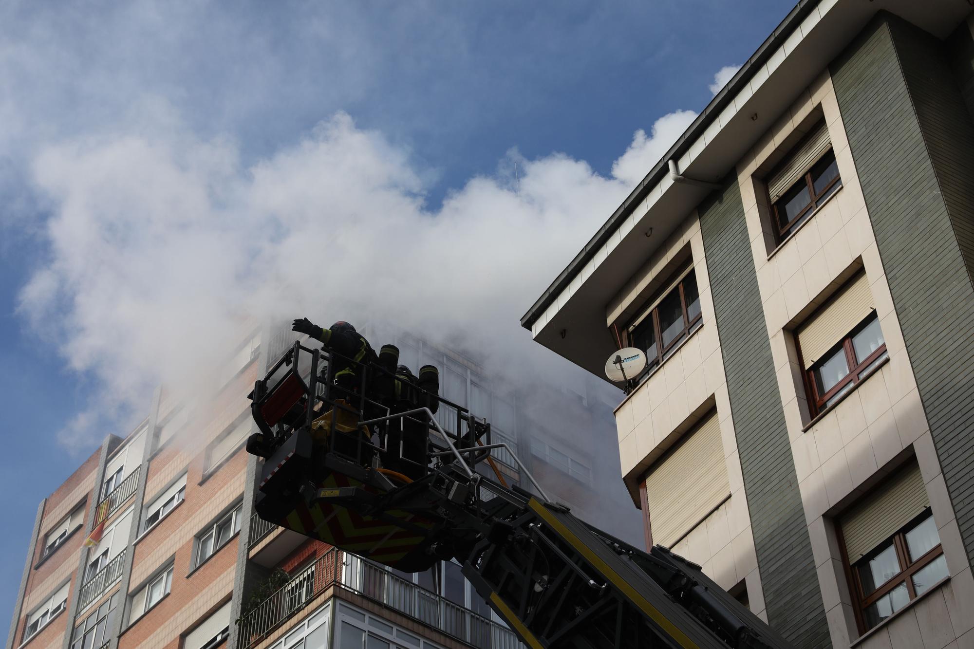 Espectacular incendio de un ático en Gijón