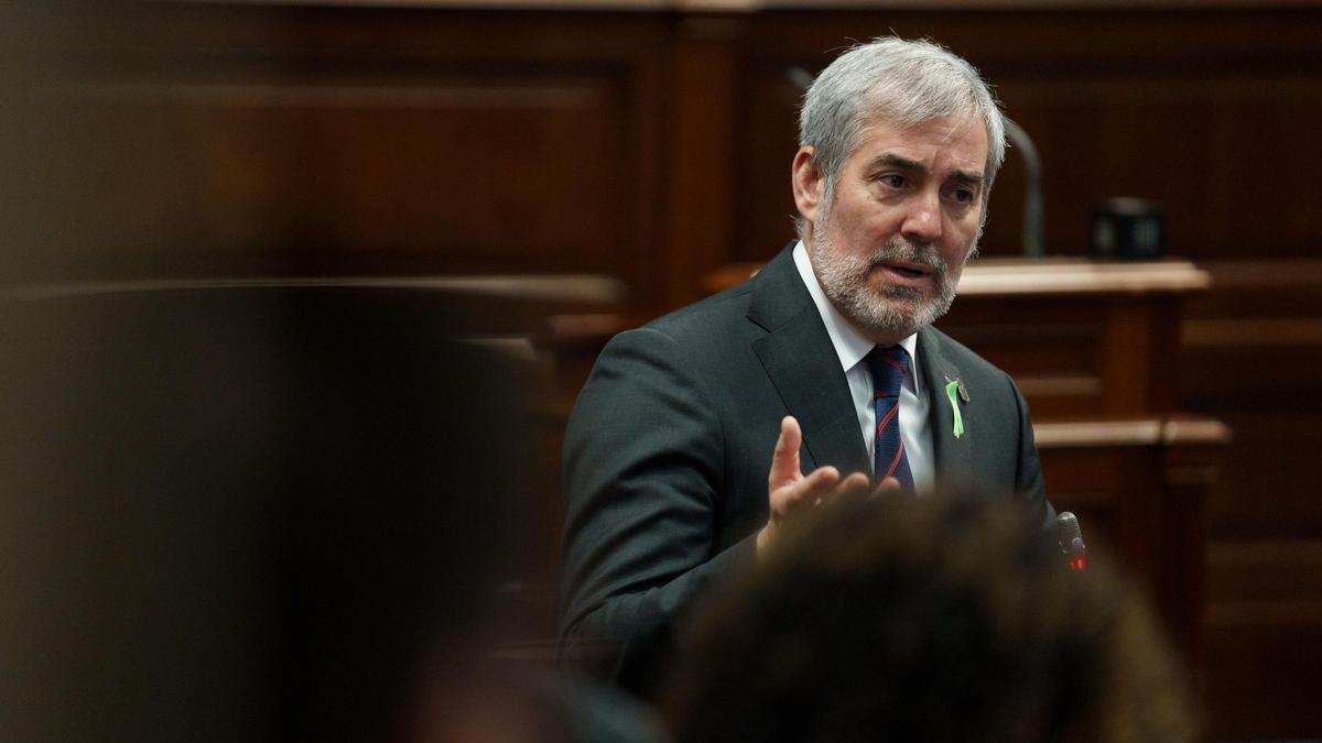 El presidente de Canarias, Fernando Clavijo, durante su intervención en la sesión de control del Parlamento.