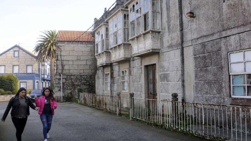 Casas de Dona Tomasa y O Campaneiro, en A Illa de Arousa. // Noé Parga