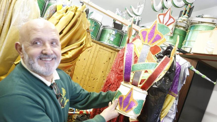 Los preparativos de la exposición de la charanga gijonesa "Los Restallones" por sus 25 años, en imágenes