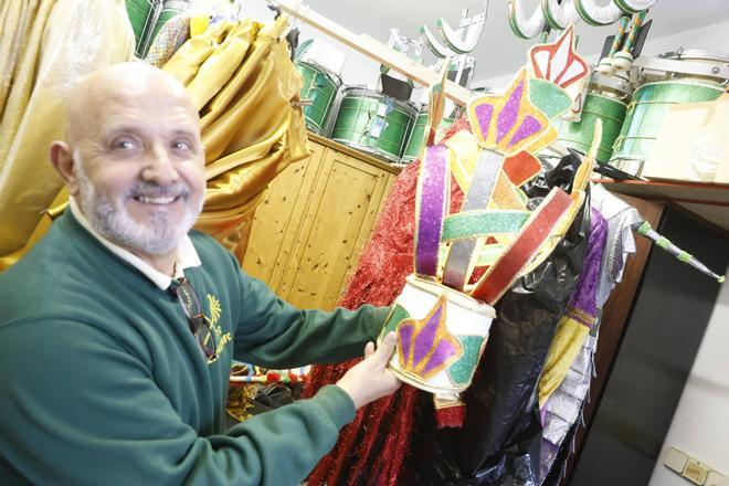 Los preparativos de la exposición de la charanga gijonesa "Los Restallones" por sus 25 años, en imágenes.