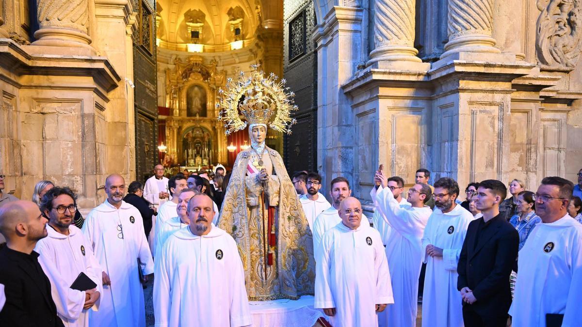 Cantores del Misteri portan a la patrona de Elche en la procesión que conmemoró el 25 Aniversario de la declaración de la Unesco como Patrimonio de la Humanidad. | Áxel Álvarez
