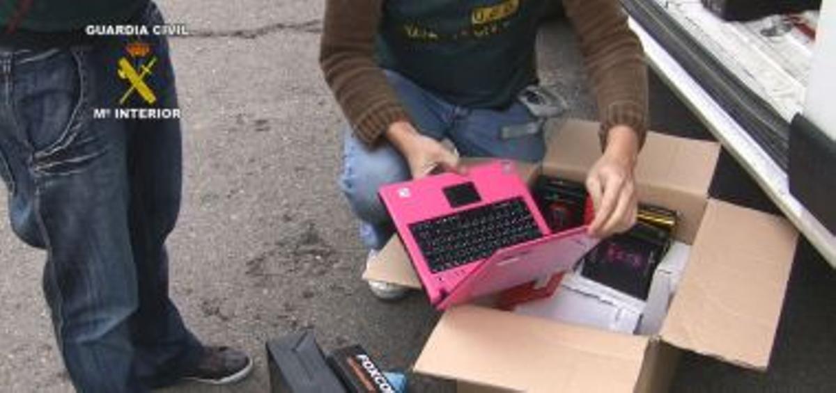 Detenidos en Épila ocho rumanos por robar en camiones en marcha