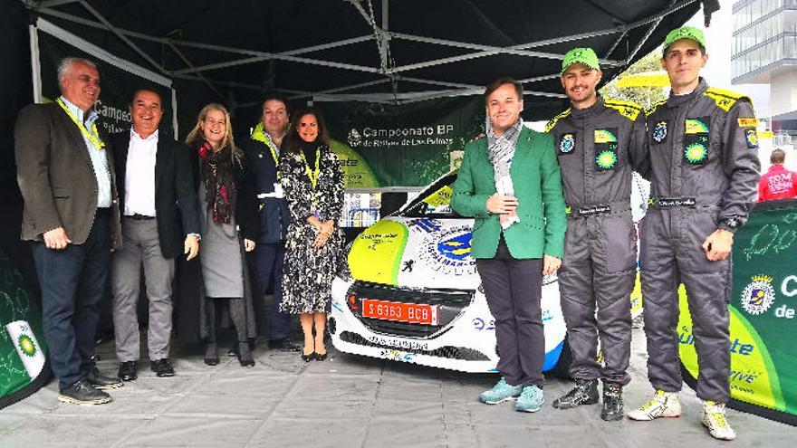 Domingo Ramos y Eduardo González, arropados por federativos y patrocinadores en el Rally de Madrid.