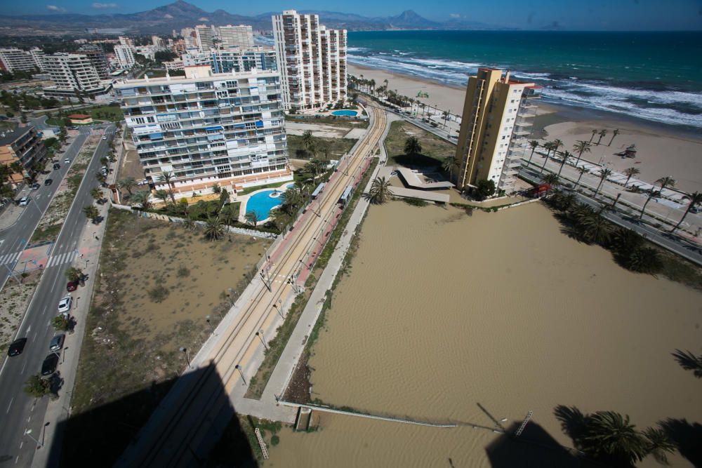 Tres edificios de la playa de San Juan siguen anegados y 120 viviendas sin luz ni agua